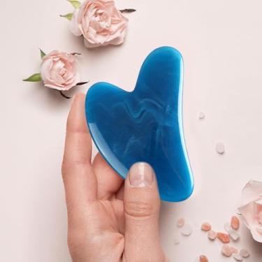 Imagem de Ferramenta Gua Sha em forma de coração - Placa de raspagem de resina para terapia de massagem facial, pescoço e corpo inteiro - Acessório leve e portátil para cuidados com a pele (azul)