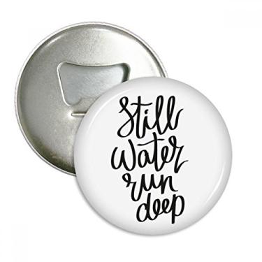 Imagem de Imã de geladeira Still Water Run Deep com citação abridor de garrafas