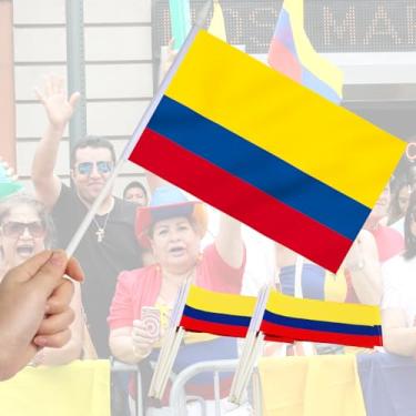 Imagem de Mini bandeira da Colômbia pacote com 12 - Bandeiras colombianas pequenas em miniatura de mão - Resistente ao desbotamento e cores vivas - 12 x 20 cm com mastro sólido e topo de lança