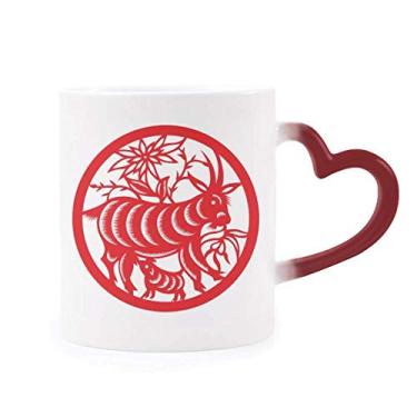 Imagem de Caneca de grés cortada em papel de ovelha animal do zodíaco chinês, arte sensível ao calor, muda de cor vermelha
