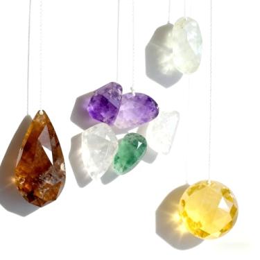 Imagem de 20. Cristal arco-íris multicolorido ST345 com espectro de apanhador solar de espectro completo aprimorado para enfeite de janela para captar a luz solar e criar telas de arco-íris vívidas em casa