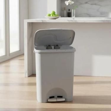 Imagem de Lixeira 45L Cinza com Tampa e Pedal Agraplast 694  Prática, Higiênica 