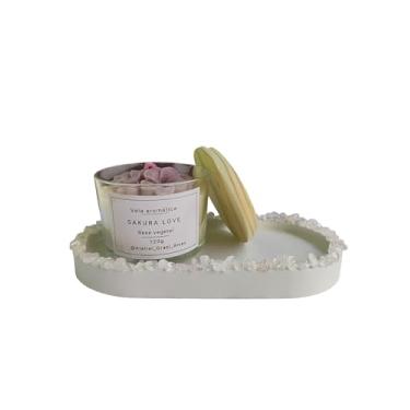 Imagem de Vela Aromática Sakura Love, Base Vegetal, 120g, com bandeja de Cristais Decorativos.