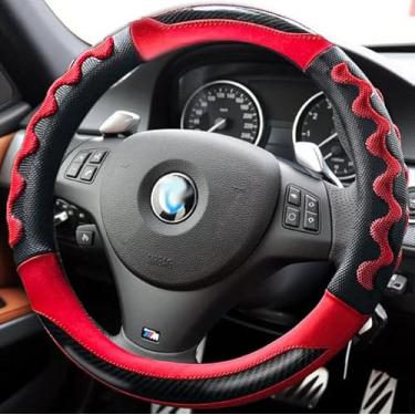 Imagem de Capa de volante vermelha para homens, capa de volante de fibra de carbono, capa de volante de couro esportivo de carro 3D colmeia esportiva ótima aderência respirável antiderrapante para caminhão SUV 35,5 cm