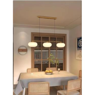 Imagem de Lustre retrô de metal com 3 lâmpadas, estilo Wabi Sabi, soquete E27, luminária japonesa moderna de luxo na cor creme, ideal para restaurantes e ilhas de cozinha. Possui cúpula de vidro em fo