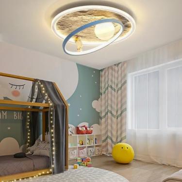 Imagem de Luminária de teto infantil LED em formato de astronauta e lua, com intensidade regulável e controle remoto, estilo lustre moderno para quarto, berçário e sala de estar (Cor: [Informação ause