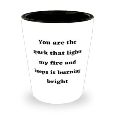 Imagem de Presentes extravagantes para esposa, You are the fpark that lights my fire and keep it burning bright, bom presente de copo de shot para o dia dos namorados para esposa