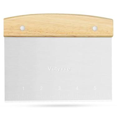 Imagem de Vutyvve Raspador de massa, 1 raspador de massa de aço inoxidável com cabo de madeira, 2 raspadores de massa de plástico para cortar pizza, bolo, pão, conjunto de 3 peças