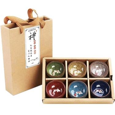 Imagem de LENITH Conjunto de xícara de chá e saquê de cerâmica com peixe Koi 3D – feito à mão, 6 peças de cores sortidas, caixa de presente para chá ou bebidas espirituosas