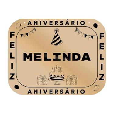 Imagem de Placa Feliz Aniversário Melinda em MDF, 19x14 cm, com 2 Furos para Pendurar