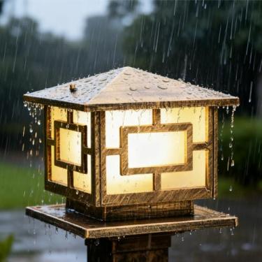 Imagem de Luminária de poste externa em bronze antigo, estilo geométrico tradicional, à prova d'água, com LED, ideal para jardins, pátios, varandas e paisagismo. (Dourada - 30 cm)