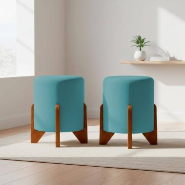 Imagem de Kit 2 Puffs Decorativos Eloah Redondo Assento Extra para Sala Quarto Suede Cores Pufe com Pés de Madeira
