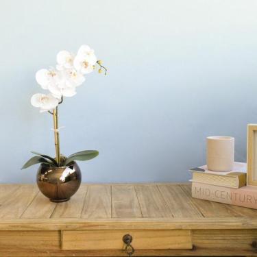Imagem de Arranjo de Orquídea de Silicone Branca no Vaso Bronze P  Formosinha
