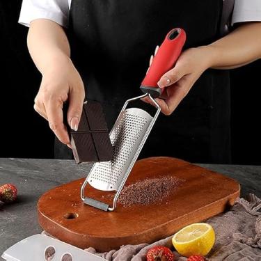 Imagem de Ralador de queijo, raspador de limão e ralador de vegetais, ralador de gengibre, triturador de queijo e ralador de aço inoxidável, queijo parmesão, limão, alho, noz-moscada, chocolate, frutas, legumes