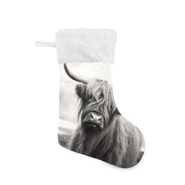 Imagem de ATTX Meias de Natal engraçadas de vaca escocesa das terras altas, suportes de presente de punho de pelúcia branca para decorações de festas de fim de ano (17,7 polegadas, pacote com 2) #285