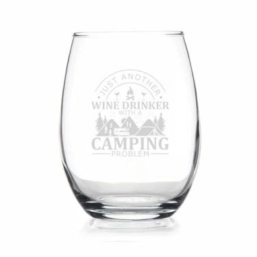Imagem de YmeerGifts Just Another Wine Drinker With A Camping Problem Taça de vinho sem haste - Acessórios de cozinha para trailers - Presente Happy Camper Glamper - Placa engraçada de aniversário ao ar livre -