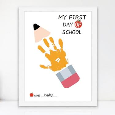 Imagem de Placa do primeiro dia de escola - 23 cm x 30 cm com impressão de mão emoldurada - 1º dia de pré-escola para material escolar de volta às aulas para crianças, meninas e meninos