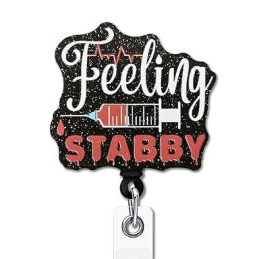 Imagem de YAZMEEN Presentes engraçados de carretel de crachá de seringa – Sensação esfaqueada – Porta-crachá retrátil com clipe jacaré – Suporte de cartão de identificação acrílico com glitter preto – Presentes