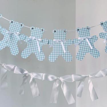 Imagem de Eanjia Faixa de urso de pelúcia pré-amarrada para chá de bebê azul Paid We Can Bearly Wait Guirlanda com ilhós para fácil ajuste e laço de cetim removível para decoração de festa de 1º aniversário de