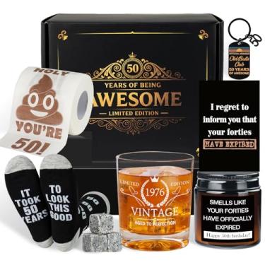 Imagem de Presentes de aniversário de 50 anos para homens, 6 peças, ideias legais de presentes de aniversário com copo de uísque com pedra congelada, meias engraçadas, papel higiênico, vela perfumada, chaveiro