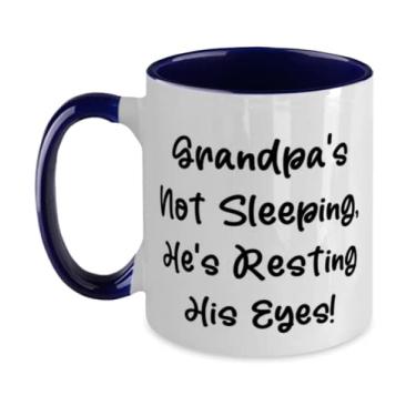 Imagem de Presentes de avô sarcástico, Grandpa's Not Sleeping, He's Resting His Eyes!, Caneca de Natal em dois tons de 325 ml da Grampa