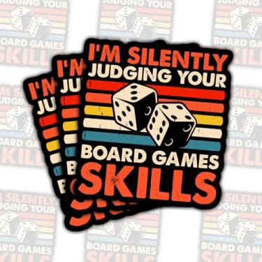 Imagem de Adesivos de vinil com citação de dados engraçados I'm Silently Judging Your Board Game Skills para laptop, caderno, diário, garrafa de água, para-choque de carro, presente para jogadores, amigos
