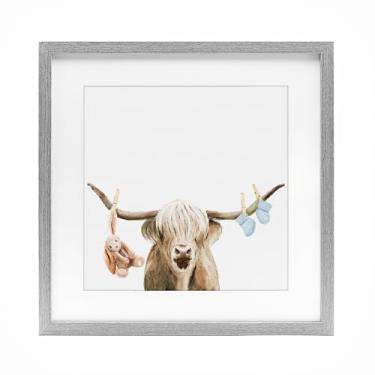 Imagem de Stupell Industries Impressão emoldurada Highland Cow bebê menino cinza sob vidro, design por Ali Lynne, 13 x 13