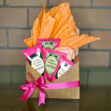 Imagem de Granado Pink: Cuidados com o Corpo - Creme para Mãos, Gel para Pernas Cansadas, Escalda Pés, Toalha de Rosto - Experiência de Spa em Casa - Relaxante e Bem-estar