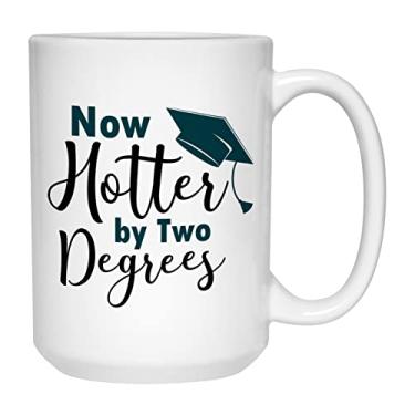 Imagem de Caneca de café da faculdade de formatura - Now Hotter By Two Degrees - incentivo de citações inspiradas estudante solteiro mulheres homens menino menina