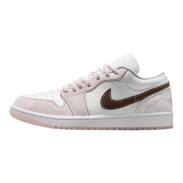 Imagem de Tênis feminino Air Jordan 1 Low (IB8859-101, branco/branco/rosa claro macio/pedra de ferro), Branco/Branco/Rosa Suave Claro/Pedra de Ferro, 40