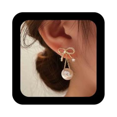Imagem de Erimberate Brincos de gravata borboleta de cristal boêmio com borla de pérola branca brinco de gota ouro CZ brinco de laço oco minimalista pérola borla lustre brincos pendentes joias para mulheres