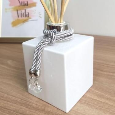 Imagem de Difusor E Aromatizador Em Vidro 250Ml Com Pingente E Varetas Decoradas Para Lavabo, Banheiro Ou Escritório – Branco Com Prata, Dourado Ou Rose Gold - Luiggi Presentes® (Branco e Prata)