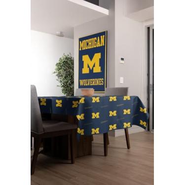Imagem de Toalha de mesa descartável Michigan Wolverines, 2,7 m x 1,4 m para decoração de festa de aniversário, formatura e dia de jogo de futebol (1 retângulo de plástico de 2,8 m) (Michigan Wolverines)