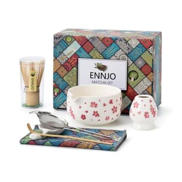 Imagem de ENNJO Kit Matcha de 7 peças: Tigela Matcha de cerâmica com bico, batedor e colher de bambu, peneira de aço inoxidável, suporte, descanso e toalha de chá. Conjunto de batedor Matcha elegante para
