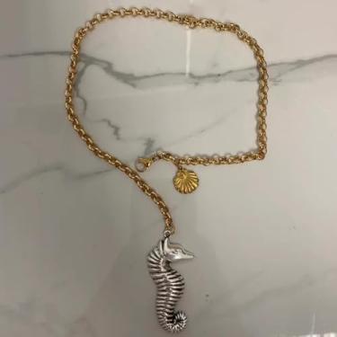 Imagem de 1 colar feminino elegante com pingente de cavalo marinho e concha com tema de oceano em dois tons de ouro 40 + 5 cm, perfeito para uso diário, aniversários ou férias.
