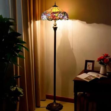 Imagem de Luminária de chão Tiffany com vitral em formato de rosas vermelhas e amarelas, com base de metal inclusa. Ideal para sala de estar, quarto, mesa de cabeceira, cozinha ou canto. Dimensões: 40