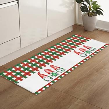 Imagem de Savannan Tapetes e tapetes de corredor, 12451 peças de gnomo de Natal aquarela vermelho verde branco búfalo xadrez xadrez, tapete de cozinha absorvente, tapete de porta interno com pontos de borracha, tapete de pé 23,6 x 70,9 polegadas