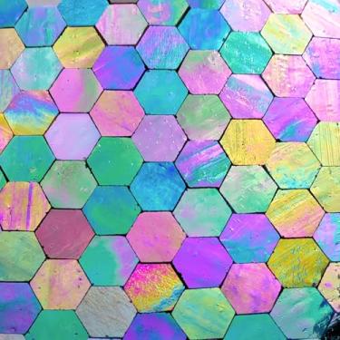 Imagem de AONUOAO 100 peças de vitrais hexagonais iridescentes para artesanato a granel, mosaico de vidro pré-cortado à mão para favos de mel de abelha, kits de mosaico para adultos