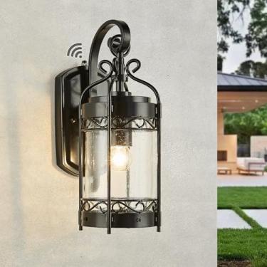 Imagem de NLIEOPDA Luminária externa com sensor de crepúsculo ao amanhecer, luminária externa vintage de 38 cm H com IP65 à prova d'água, luminária de varanda de estilo europeu clássico com vidro bolha para
