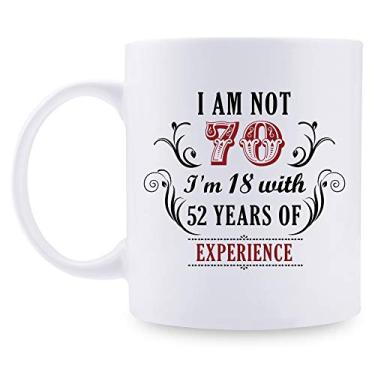 Imagem de aiyaya Presentes de aniversário de 70 anos para mulheres e homens - Caneca I'm Not 70 I'm 18 with 52 Years of Experience - Ideias de presente de 70 anos para mãe, esposa, irmãs, vovó, ela, amigos, colegas de trabalho - Caneca de café de 325 ml