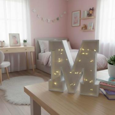 Imagem de Luminária Letra "M" em Impressão 3D com LED | 16cm Artesanal | Decoração Quarto Infantil, Maternidade, Festa | Efeito Aurora 3D