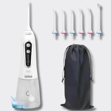 Imagem de JetFloss Irrigador Oral, Bivolt (voltagem global 110v a 240v), Capacidade do reservatório de 300ml, Produto à prova d'água, Carregamento cabo USB, Frequência de pulso 1400 vezes/minuto, Pressão da água 40 a 90 psi, Modos de jato leve, médio, alto e pulsar, Recomendado para adolescentes e adultos (Branco)