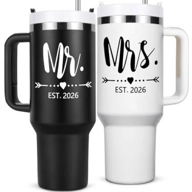 Imagem de Qtencas Mr and Mrs Gifts, Mr and Mrs EST 2025 Conjunto de copos de viagem de aço inoxidável, presentes de casamento de noivado, caneca de viagem 2025 para casais recém-casados, copos de aniversário de