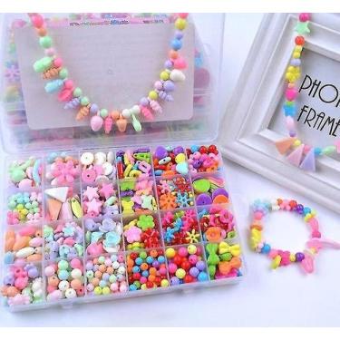 Imagem de Brinquedo feito à mão com miçangas com um conjunto de acessórios criat