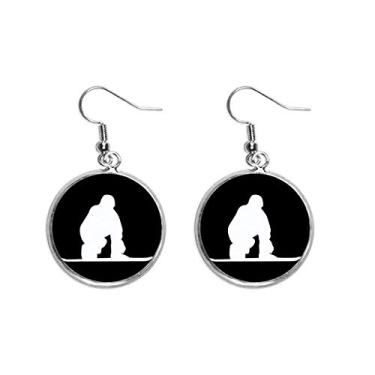 Imagem de Brinco feminino com silhueta esportiva de skate preto com pingente de prata