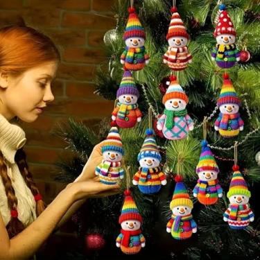 Imagem de 12 peças de enfeites de boneco de neve de Natal para decoração de árvores, bonecos de neve coloridos, enfeite de pendurar de madeira, lindos chapéus de Papai Noel, cachecóis, boneco de neve, enfeites