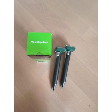 Imagem de Repelente de toupeira movido a energia solar, pacote com 4 unidades de dissuasão ultrassônico à prova d'água, pontas sônicas se livrar de esquilos, vole, cobra, repelente de marmota para gramados,