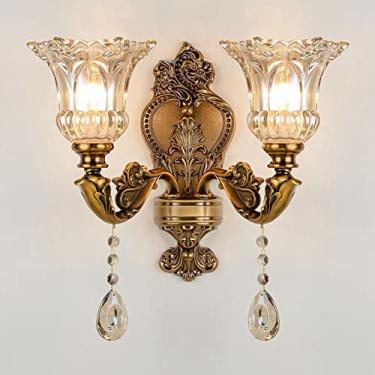 Imagem de SEEAIRSHOP Arandela de parede de latão antigo OTTOSON Lâmpada de montagem de parede floral vintage com cúpula de cristal chanfrada dourada 2 cabeças retro iluminação para sala de estar quarto corredor