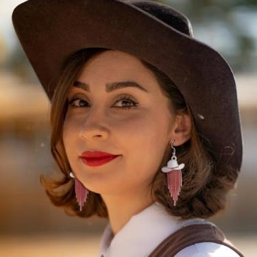 Imagem de Western Cowgirl Chapéu esmaltado brilhante strass borla brincos pendentes baile shows country roupas cowboy roupas rodeio joias presente para mulheres, cristal vermelho e chapéu branco