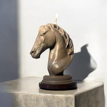 Imagem de Vela Decorativa em Forma de peça de xadrez Cabeça de Cavalo, Aparência de madeira envelhecida. As cores podem ter diferença um tom, pois são peças únicas.